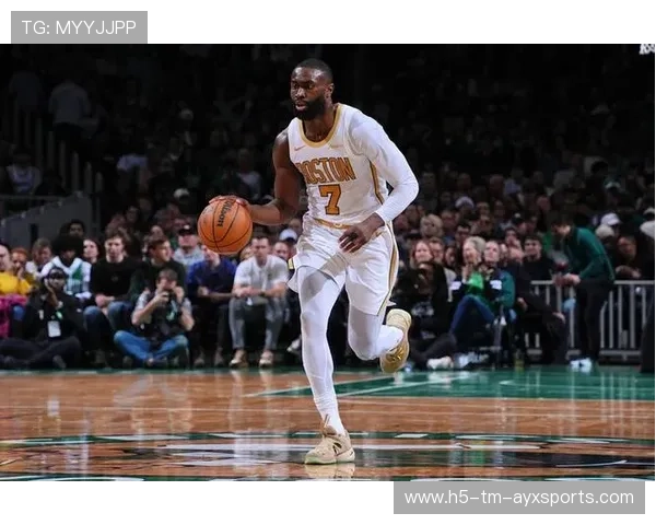 杰伦·布朗快速反击完成高难度终结