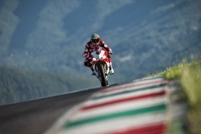 爱游戏体育官网-谁能称霸橄榄球世界？男队女队双重看点，橄榄球比赛女