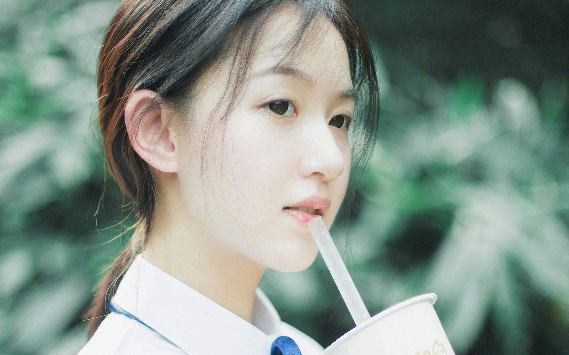 选手首次登台紧张又兴奋展现青春风采，作为第一个出场的选手 比较紧张